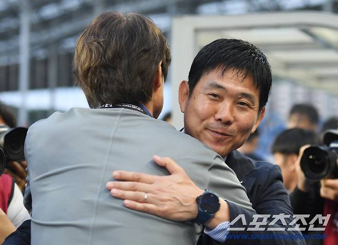 15일 오후 경기도 용인미르스타디움에서 열린 E-1 챔피언십(동아시안컵) 한국과 일본의 경기. 모리야스 감독이 홍명보 감독과 경기 전 포옹하고 있다. 용인=정재근 기자 cjg@sportschosun.com/2025.7.15/