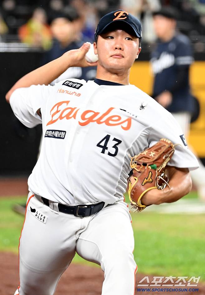 3일 대전 한화생명볼파크에서 열린 NC와 한화의 경기, 연장 10회초 투구를 앞두고 연습투구를 하는 한화 정우주.  대전=허상욱 기자wook@sportschosun.com/2025.09.03/