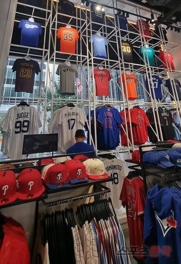 뉴욕 맨해튼 한복판에 위치한 MLB 공식 매장 내부. ⓒ스포츠한국 김성수 기자
