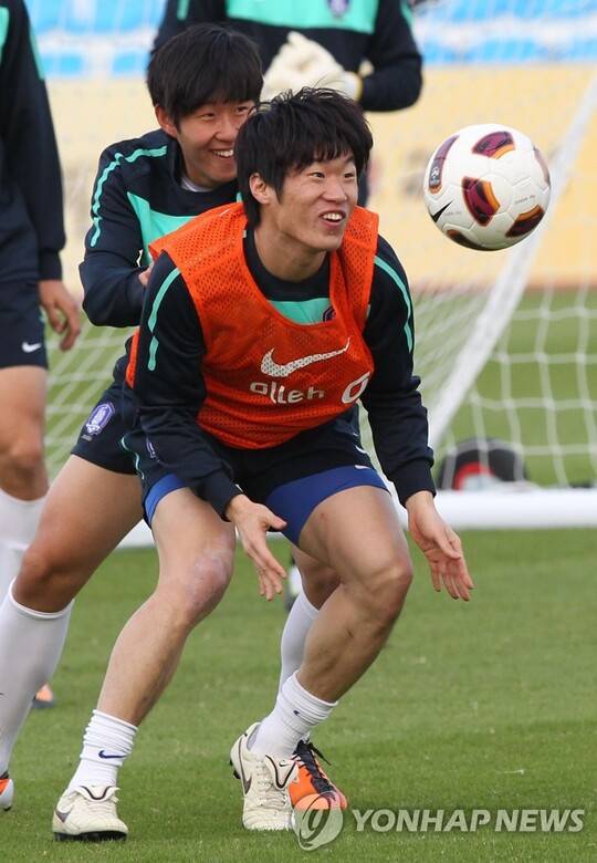 2011 아시안컵을 준비하며 룸메이트로 함께했던 손흥민과 박지성. 연합뉴스