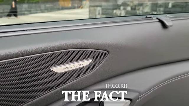 아우디 Q6 이트론은 운전석과 동승자석, 2열 좌석 문 위아래로 모두 뱅앤올룹슨의 스피커를 탑재해 울림 좋은 소리를 만들었다. /서울 강남=오승혁 기자