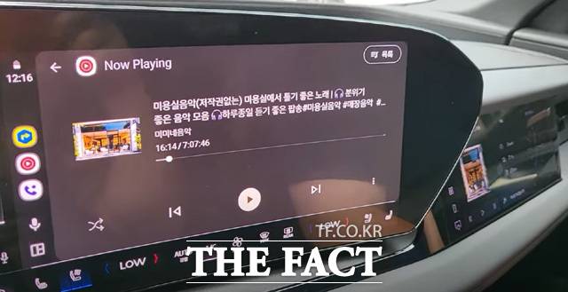 아우디 Q6 이트론은 운전자 쪽으로 기운 파노라마 디스플레이를 적용해 시인성을 높였다. /서울 강남=오승혁 기자