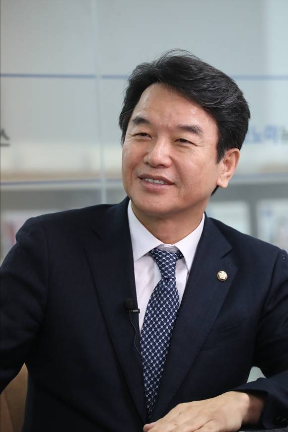 문진석 더불어민주당 의원은 건설안전특별법에 대해 "'기업을 망하게 하는 법'이 아니라 '건설업계를 살리는 법'"이라고 말했다. /문진석 의원실