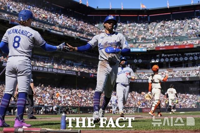 LA 다저스 무키 베츠가 15일(한국시간) 샌프란시스코전에서 6회초 미켈 로하스 안타 때 홈인하고 있다. /샌프란시스코=AP.뉴시스