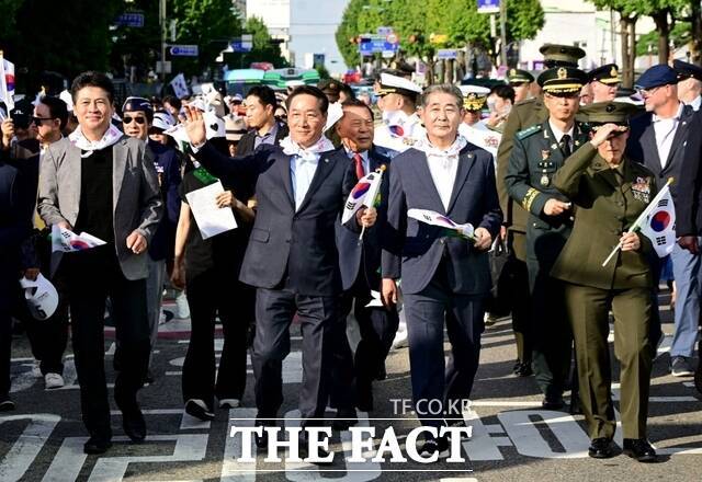 유정복 인천시장이 14일 동인천역 남광장에서 중구청까지 제75주년 인천상륙작전 기념 거리 퍼레이드를 하고 있다./인천시