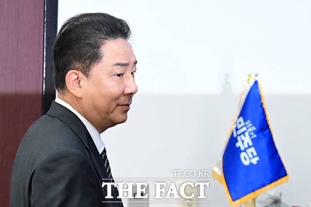 경찰은 김병기 민주당 원내대표가 아들의 대학 편입·취업을 위해 국회의원 지위를 활용했다는 의혹에 대해서도 수사 중이다. 서울경찰청은 지난 11일 김 원내대표에 대한 고발장을 접수받고 서울 동작경찰서에 사건을 배당했다. /국회=남윤호 기자