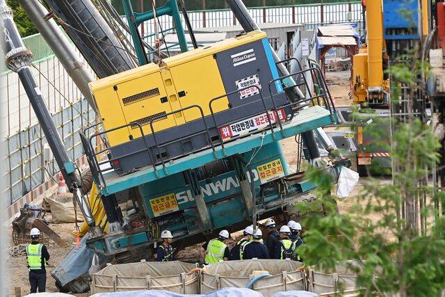 15일 고용부는 노동안전 종합대책을 발표했다. 사진은 경기 용인시 기흥구 서천동 공사현장에서 옆으로 쓰러진 천공기. / 뉴시스