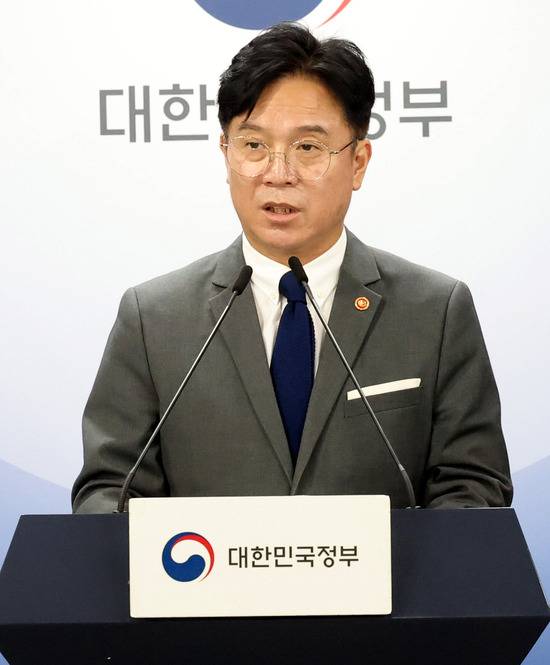 지난 10일 오후 서울 종로구 정부서울청사에서 열린 청년 일자리 대책 일자리 첫걸음 보장제 추진방안 발표 브리핑을 하고 있는 김영훈 고용노동부 장관. / 뉴시스