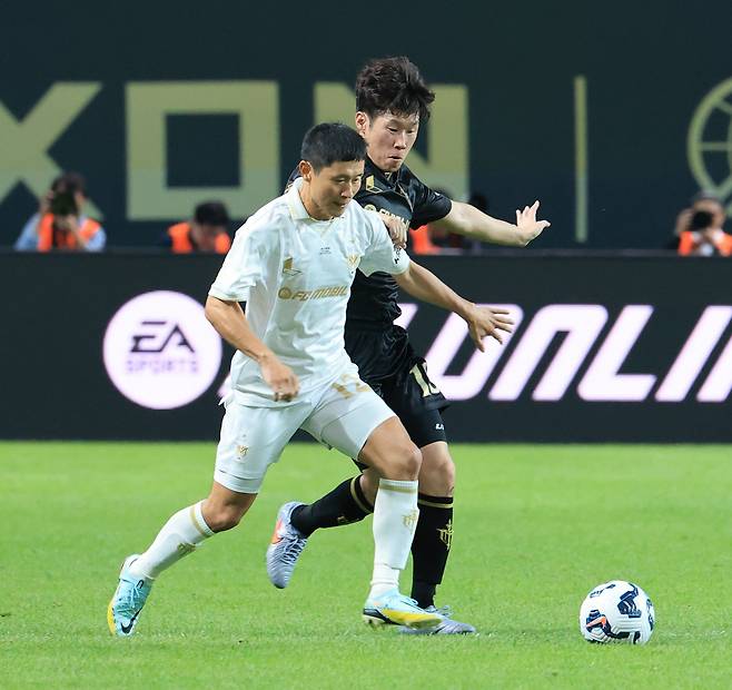 14일 오후 서울 마포구 서울월드컵경기장에서 열린 ’2025 아이콘매치: 창의 귀환, 반격의 시작‘ 경기에서 박지성과 이영표가 경합을 벌이고 있다. /박성원 기자