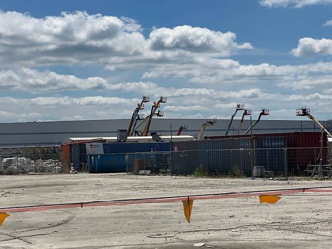 미국 조지아주(州) 앨러밸 현대차그룹·LG에너지솔루션 합작 배터리 공장(HLGA 배터리공장) 건설현장에 서 있는 작업대./앨러밸=윤주헌 특파원