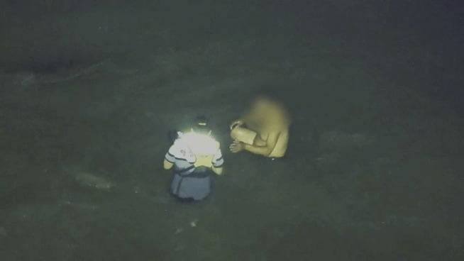 故 이재석 경사가 자신의 구명조끼를 벗어 요구조자에게 벗어주는 모습. /인천해양경찰서