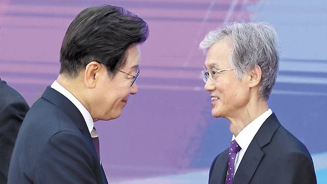 지난 6월 4일 대통령 취임 선서식에서 이재명(왼쪽) 대통령이 조희대 대법원장과 악수하고 있는 모습. /남강호 기자