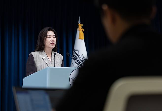 강유정 대통령실 대변인이 15일 서울 용산 대통령실 청사에서 기자단 브리핑을 하고 있다. /뉴스1