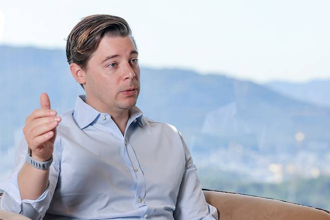 오픈AI 최고운영책임자(COO) 브래드 라이트캡이 11일 오전 서울 강남구 한 호텔에서 본지와 인터뷰를 하고 있다. /박성원 기자