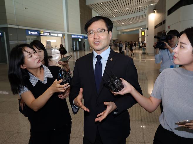 여한구 산업통상자원부 통상교섭본부장이 15일 오전 인천국제공항에서 미국 워싱턴 DC로 출국하며 취재진 질문에 답하고 있다. /뉴스1