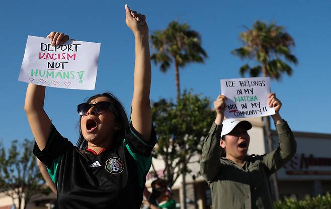 지난 6월18일(현지 시각) 캘리포니아주 로스앤젤레스(LA) 남부 론데일에서 미 이민세관단속국(ICE)의 이민자 단속 보도가 나온 후 사람들이 시위를 벌이고 있다. / AFP=연합