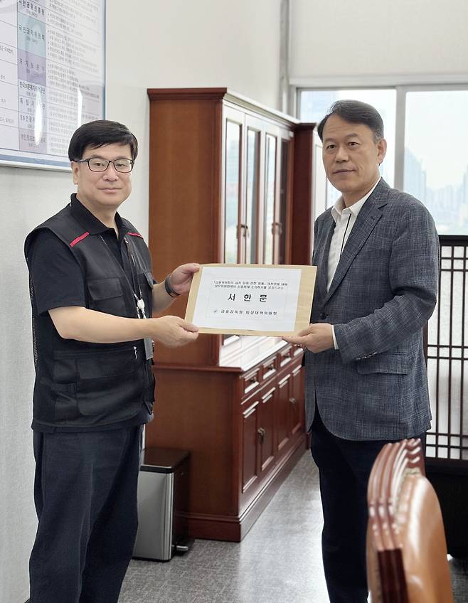 윤태완 금융감독원 비상대책위원장(왼쪽)이 15일 서울 여의도 국회에서 윤한홍 국회 정무위원장과 면담하고 서한문을 전달하고 있다. /금융감독원 제공