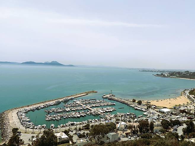 시디 부 사이드 전망대에서 바라본 튀니스만