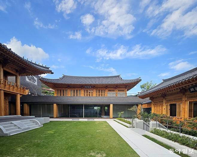 이달 3일 새단장돼 일반에 처음 공개된 고 최종건 SK그룹 창업주의 옛 사저 ‘선혜원’. 왼쪽부터 경흥각, 하린당, 동여루 등 세 채의 한옥이 중앙 잔디마당을 둘러싼 형태다. 김선미 기자 kimsunmi@donga.com