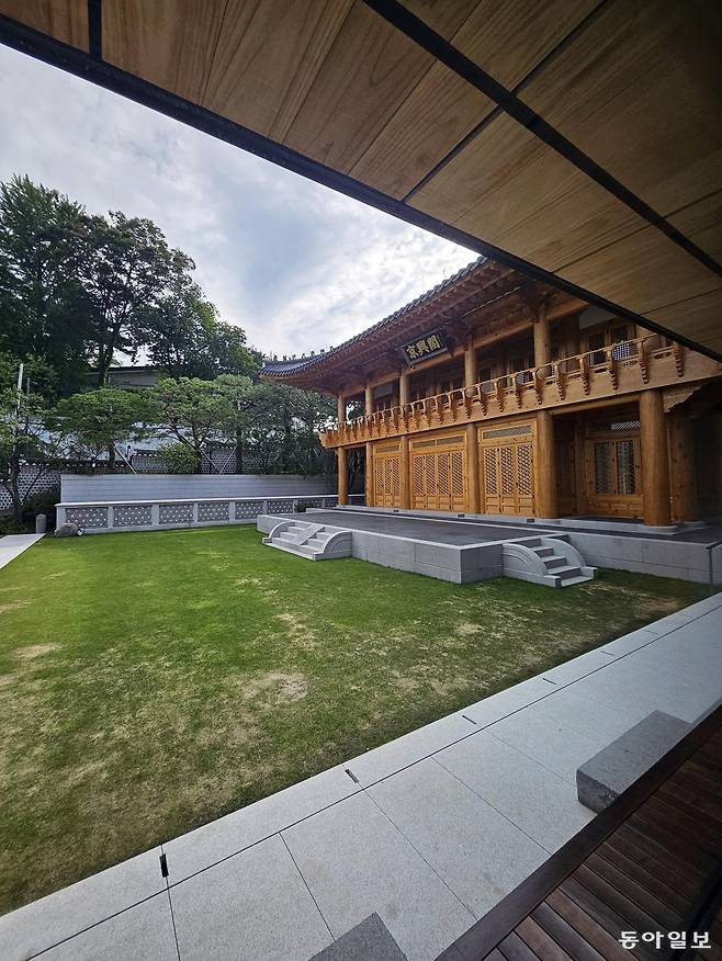 하린당에서 보는 경흥각과 마당. 김선미 기자 kimsunmi@donga.com