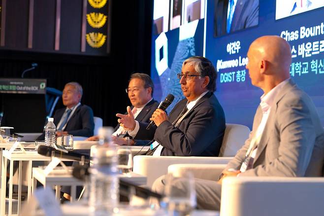 올해 대구에서 열리는 세계공학교육포럼 및 공과대학장 세계대회(WEEF & GEDC)는 미래 공학교육 혁신 논의의 장이 될 전망이다. 사진은 지난해 9월 DGIST 창립 20주년 대학 혁신 포럼에서 참석자들이 토론하는 모습. DGIST 제공