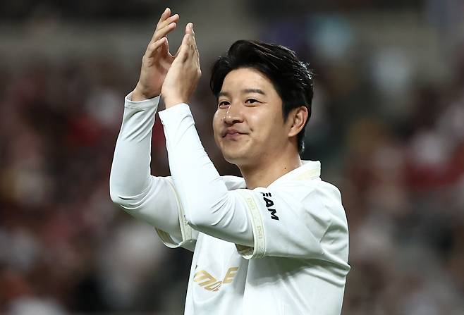 박주호가 ‘2025 넥슨 아이콘 매치’에서 결승골을 넣어 팀을 승리로 이끌었지만, 경기 후 일부 팬들이 “승부차기를 보고 싶었다”며 비난을 남겨 논란이 됐다. 반대로 “멋진 골이었다”며 응원하는 반응도 이어졌다. 서울=뉴스1