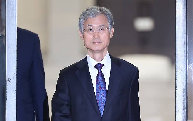 더불어민주당이 내란전담재판부 설치를 놓고 이견을 표한 조희대 대법원장에 대한 사퇴 공세를 높인 15일 저녁 서울 서초구 대법원에서 조희대 대법원장이 청사를 나서고 있다. 2025.9.15. 뉴스1