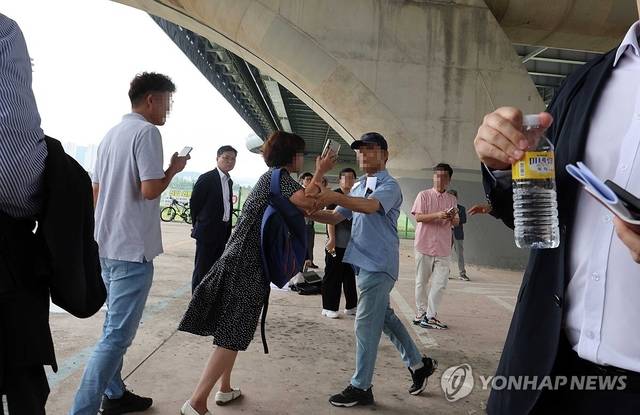 15일 세종시 한두리대교 아래에서 열린 세종보 가동 촉구 집회에서 최민호 세종시장의 세종보 필요성 발언이 이어지는 가운데 반대 측 관계자 발언을 찬성 측에서 제지하고 있다. 연합뉴스