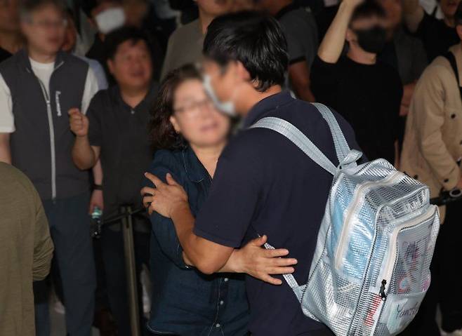 미국 이민 당국에 체포·구금됐다가 석방된 한국인 근로자들이 12일 오후 인천국제공항을 통해 귀국해 가족들과 인사를 나누고 있다.뉴시스 /사진=뉴시스