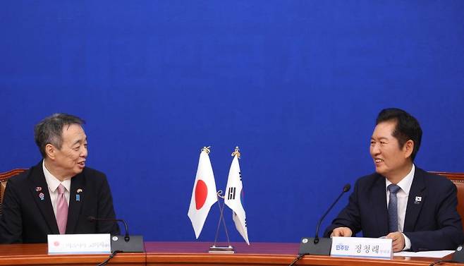 정청래 더불어민주당 대표가 15일 오전 서울 여의도 국회에서 미즈시마 고이치 주한일본대사를 접견하고 있다. 뉴시스