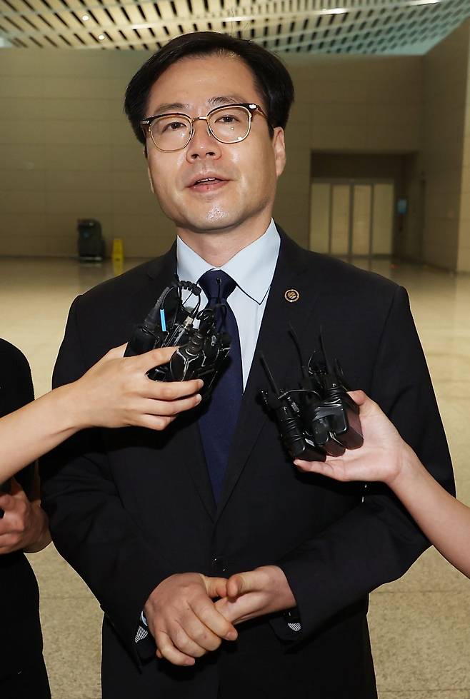 여한구 통상본부장도 미국行 여한구 산업통상자원부 통상교섭본부장이 15일 미국과의 관세협상 후속 협의를 위해 인천국제공항 제2터미널 출국장으로 향하며 취재진의 질문에 답하고 있다. 연합뉴스