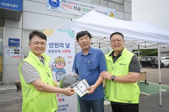 현대글로비스 관계자들이 충청남도 서산 서산사무소에서 자동차운반트럭 운전원에게 화물차 운전원 전용 경량 안전모를 전달하고 있다. 현대글로비스 제공