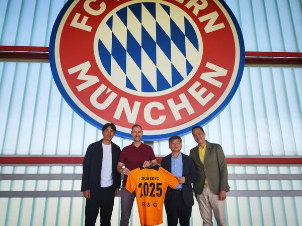 구창용 제주SK 대표이사(가운데 오른쪽), 구자철 제주SK 유소년 어드바이저(왼쪽)와 R&G 관계자들. 제주SK 제공