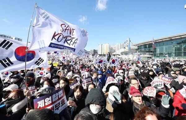 손현보 부산 세계로교회 목사가 주최하는 ‘세이브코리아’ 집회 모습. ‘세이브코리아’는 12·3 비상계엄 이후 윤석열 전 대통령 탄핵 반대 등을 주장했다. 한겨레 자료사진