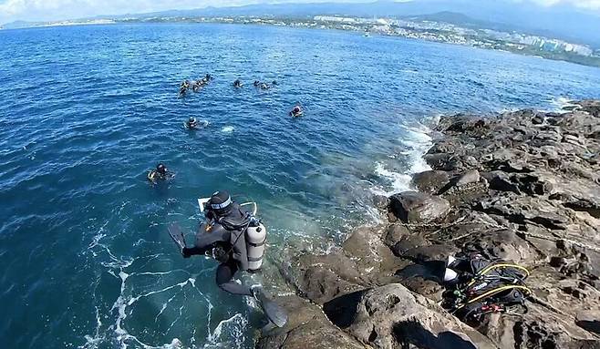 해양시민과학센터 파란의 다이버들이 산호 탐사와 기록을 위해 입수하고 있다. 해양시민과학센터 파란 제공