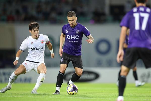 FC안양의 마테우스가 14일 안양종합운동장에서 열린 K리그1 제주 SK와 경기에서 드리블하고 있다. 한국프로축구연맹 제공