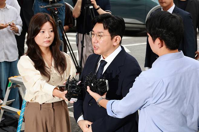 방시혁 하이브 의장이 15일 오전 서울 마포구 서울경찰청 금융범죄수사대에 피의자 신분으로 출석하고 있다. 정용일 선임기자 yongil@hani.co.kr