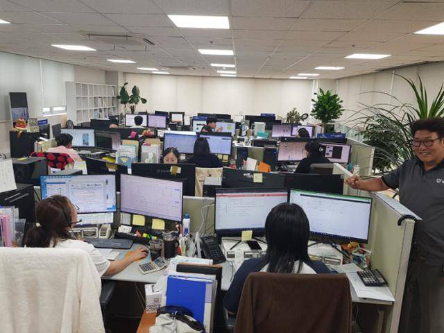 부산이 본사인 와이투어앤골프 사무실에서 직원들이 상담 등 각종 업무를 진행하고 있다.