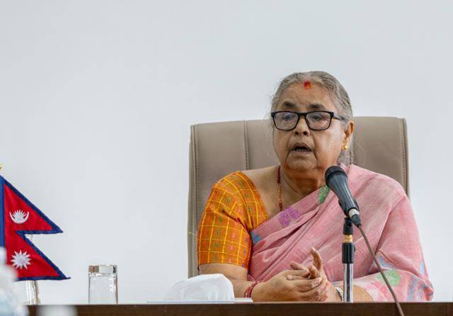 네팔 임시정부 총리로 임명된 수실라 카르키가 14일 카트만두 총리실에서 첫 내각 회의에 참여하고 있다. 카트만두=EPA 연합뉴스