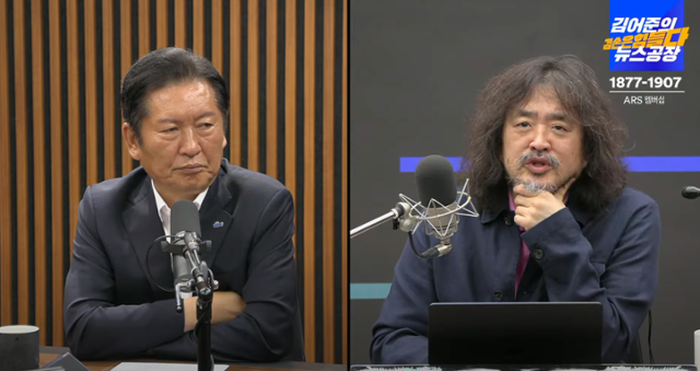 정청래(왼쪽) 더불어민주당 대표가 5일 김어준의 겸손은 힘들다 뉴스공장에 출연한 장면. 유튜브 캡처