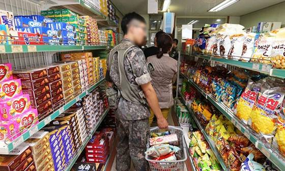 군마트에서 장을 보는 장병들. 연합뉴스