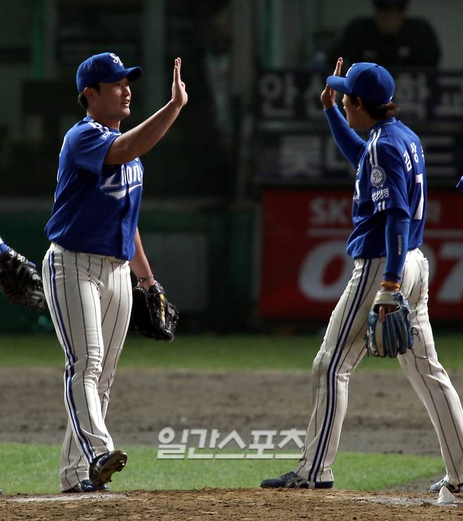 2011년 한국시리즈 4차전에서 승리한 뒤 하이파이브를 나누는 오승환과 김상수. IS 포토