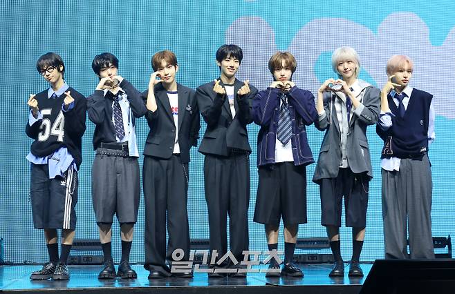 그룹 아이딧 박성현, 백준혁, 김민재, 장용훈, 정세민, 박원빈, 추유찬이 15일 오후 서울 광진구 예스24라이브홀에서 열린 첫 번째 미니앨범 '아이 디드 잇.(I did it.)' 발매 기념 쇼케이스에 참석해 포토타임을 갖고 있다. 아이딧은 스타쉽엔터테인먼트 초대형 프로젝트 ‘데뷔스 플랜(Debut’s Plan)’을 통해 결성된 보이그룹이다. 서병수 기자 qudtn@edaily.co.kr /2025.09.15/