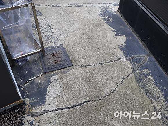 오창읍 구룡리에서 사업장을 운영하는 A씨 건물의 사무동 바닥의 균열 모습. [사진=장예린 기자]