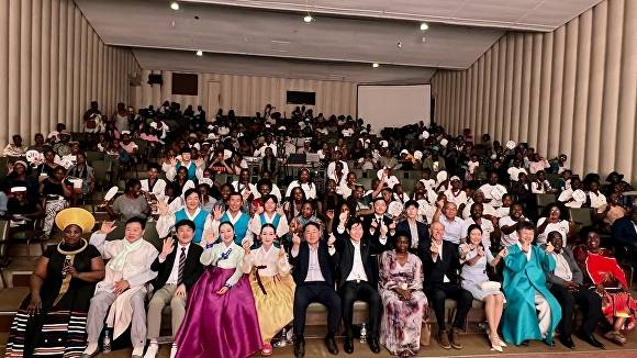 전북자치도 아프리카 방문단이 짐바브웨에서 공연을 마치고 현지 관객들과 함께 기념사진을 촬영하고 있다. [사진=전북자치도 ]