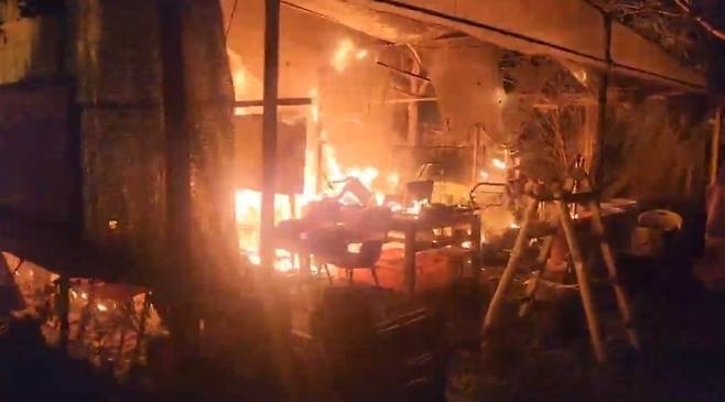 오늘(15일) 새벽 제주시 조천읍에서 발생한 창고 화재 (제주소방안전본부 제공)