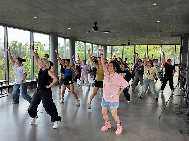 K-팝 안무 클래스에 참가한 팬들. (제주관광공사 제공)