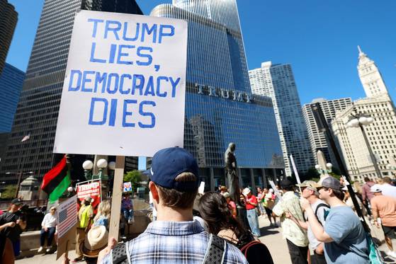 미국 노동절인 지난 1일 일리노이주 시카고 트럼프 타워 앞에서 시위자들이 "트럼프는 거짓말을 했고 민주주의는 죽었다"란 문구의 팻말을 들고 시위를 벌이고 있다. AFP=연합뉴스