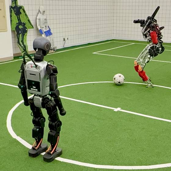 올해 로보컵 우승자 중국 칭화대 헤파이스토스(Hephaestus)팀의 휴머노이드 로봇(부스터 T1)과 친선 경기를 하는 미국 UCLA RoMeLA의 아르테미스. 아르테미스가 6 : 2로 승리했다. [사진 데니스 홍]