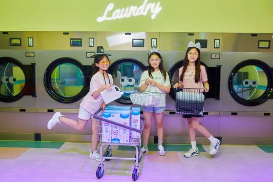 우리 문화의 힘을 느껴볼 수 있는 K-컬처 투어를 하기 위해 서울 중구 하이커 그라운드를 찾은 전서진·이윤슬 학생기자·김리현(왼쪽부터) 학생모델이 K-팝 뮤직비디오에 배경으로 자주 나오는 동전 빨래방 공간에서 음악에 맞춰 멋진 포즈를 취했다.